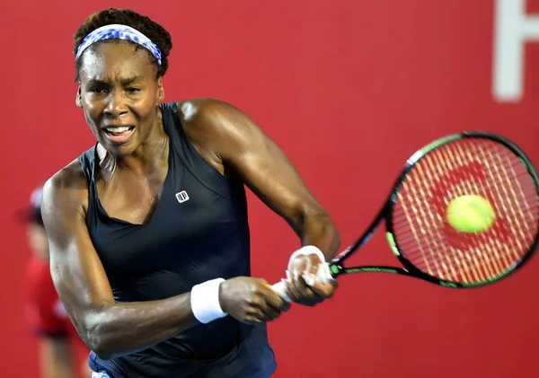 Venus Williams Stanów Zjednoczonych Zwraca Strzał Tutka Aliza Francji Meczu — Zdjęcie stockowe