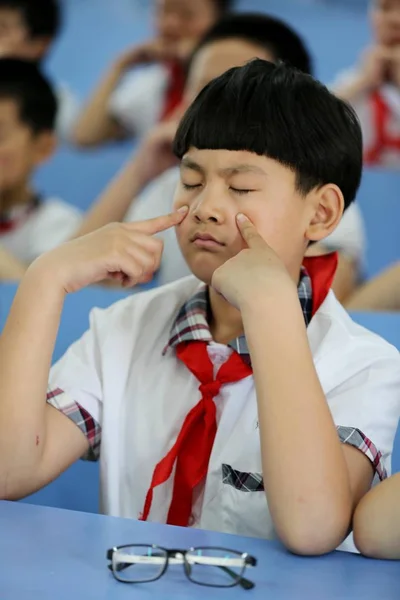 Chinese Student Performs Daily Acupressure Eye Exercises Primary School Hanshan — Stock Photo, Image