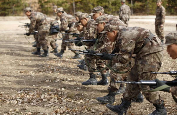 Rekrutan Tentara Pasca 95S Mengambil Bagian Dalam Sesi Pelatihan Sebuah — Stok Foto
