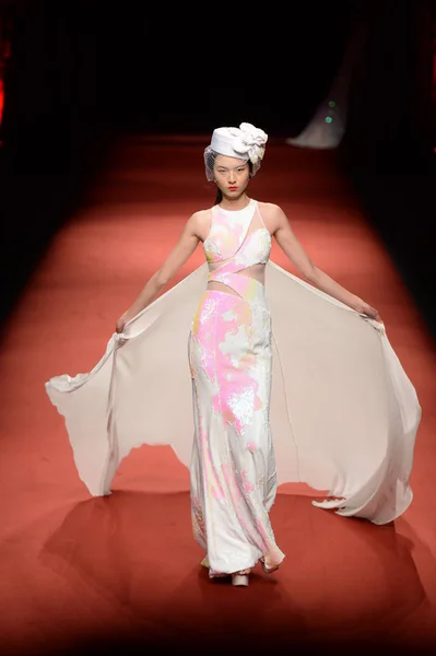 Model Displays New Creation Queen Fashion Show Chinese Designer Xie — Stock Photo, Image