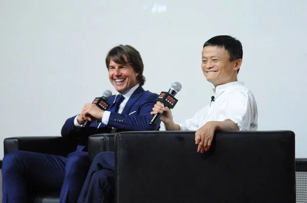 美国演员汤姆 克鲁斯 和阿里巴巴集团董事长马云在2015年9月6日于中国上海举行的电影 不可能的 无赖民族 的球迷会议活动中微笑 — 图库照片
