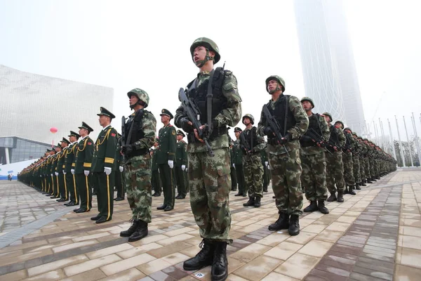 Chinesische Soldaten Der Volksbefreiungsarmee Versammeln Sich Während Einer Vereidigungszeremonie Der — Stockfoto