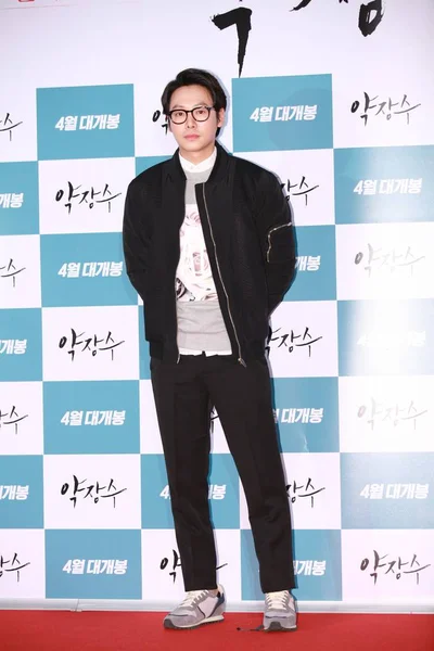 Actor Surcoreano Kim Dong Wook Posa Alfombra Roja Mientras Llega —  Fotos de Stock