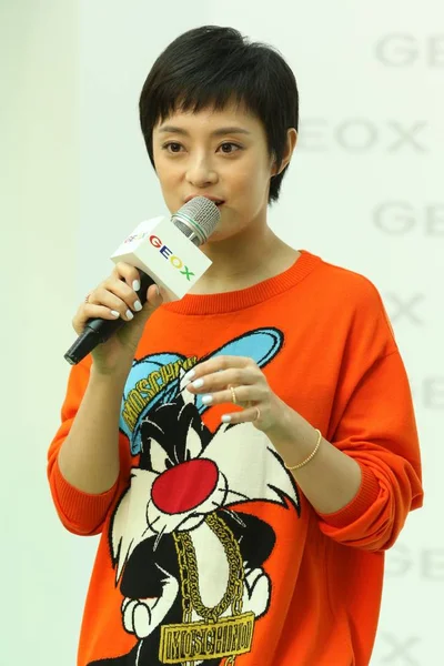 2015年5月22日 中国女演员孙丽在中国上海举行的 Geox 鞋促销活动上发表演讲 — 图库照片