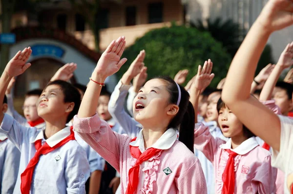 中国の若いパイオニアの若い中国の学生は 2014年9月29日 中国南西部の四川省のルソン島の殉教者記念碑の前で殉教者への敬意を示すために敬礼 — ストック写真