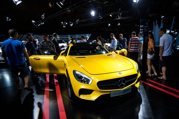 Visitantes Olham Para Mercedes Amg Durante Uma Exposição Automóveis Cidade — Fotografia de Stock