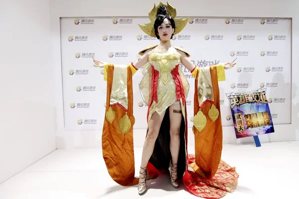 Une Showgirl Vêtue Costume Cosplay Pose Sur Stand Tencent Games — Photo