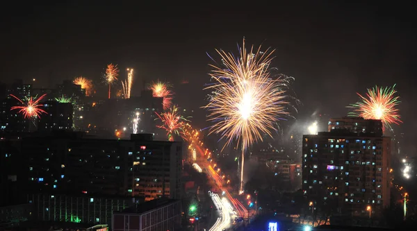 2015 日北京 中国旧暦の大晦日の夜に Ram の年を祝うためにスプリング フェスティバルのための住宅地で爆発する花火 — ストック写真