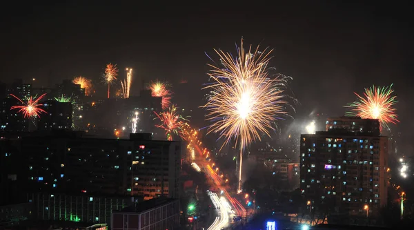 Los Fuegos Artificiales Explotan Sobre Una Zona Residencial Para Festival —  Fotos de Stock