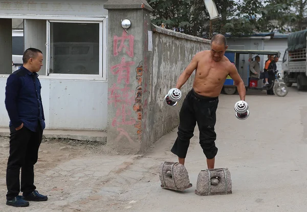 Китайська Людина Хуан Baoquan Право Тримаючи Пару Гантелі Прогулянки Парою — стокове фото