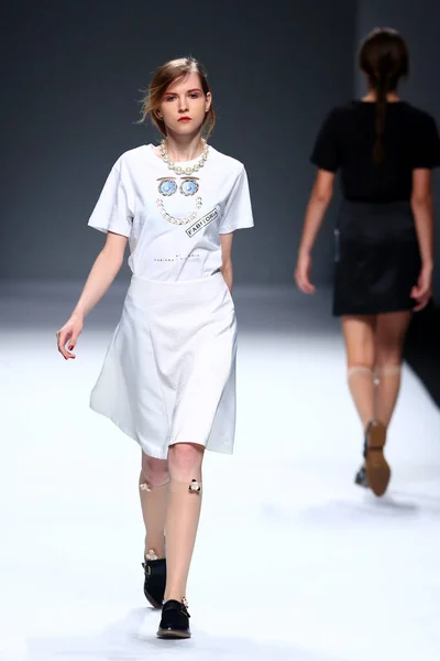 Modell Visar Skapelse Fabitoria Modevisning Den Shanghai Fashion Week Vår — Stockfoto