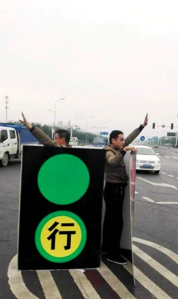 Dos Jóvenes Chinos Dirigen Coches Semáforo Casero Medio Una Intersección — Foto de Stock