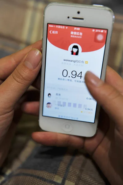 Chiński Użytkownik Telefonu Komórkowego Dostaje Hongbao Czerwona Koperta Pośrednictwem Aplikacji — Zdjęcie stockowe