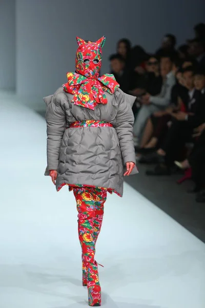 Modelo Exibe Uma Nova Criação Designer Moda Chinês Sheguang Desfile — Fotografia de Stock