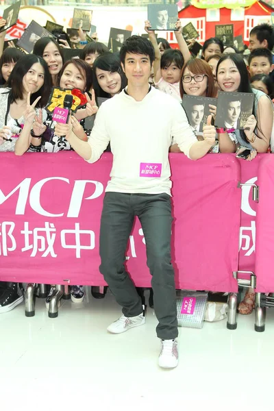 Taiwan Gebaseerde Amerikaanse Zanger Leehom Wang Voorzijde Poses Met Fans — Stockfoto