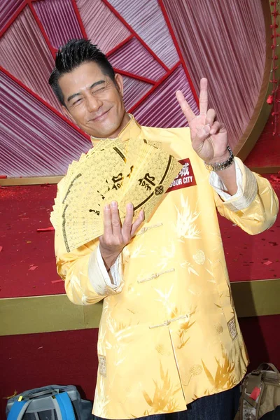 Hong Kong Singer Actor Aaron Kwok Gestures Prepares Distribute Golden — Stock Photo, Image