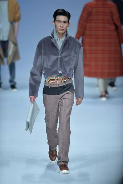 Model Wyświetla Nowe Stworzenie Sundance Pokaz Mody Podczas China Moda — Zdjęcie stockowe