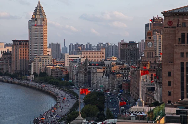 2015年9月8日 中国上海浦西外滩长廊沿线和其他高层建筑的殖民建筑景观 — 图库照片