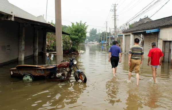 Chodci Chodí Zaplavené Silnici Způsobené Těžkým Deštěm Čou Východní Čínské — Stock fotografie