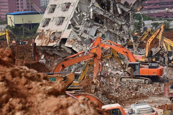 Las Máquinas Utilizan Para Desmantelar Edificio Derrumbado Sitio Del Deslizamiento —  Fotos de Stock