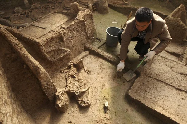 Archeologo Cinese Indaga Sul Sito Una Tomba Reale Vecchia 500 — Foto Stock