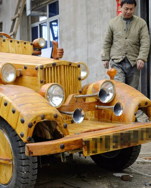 Menuisier Chinois Liu Fulong Passe Devant Troisième Voiture Électrique Bois — Photo