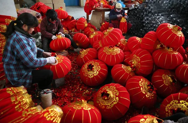 Les Travailleurs Chinois Fabriquent Des Lanternes Rouges Pour Prochaine Nouvelle — Photo