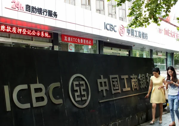 Pedestres Passam Por Uma Filial Icbc Banco Industrial Comercial China — Fotografia de Stock