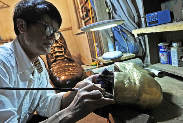 Пенсионер Чжэн Чанган Полирует Небольшую Бронзовую Обувь Дома Городе Фучжоу — стоковое фото