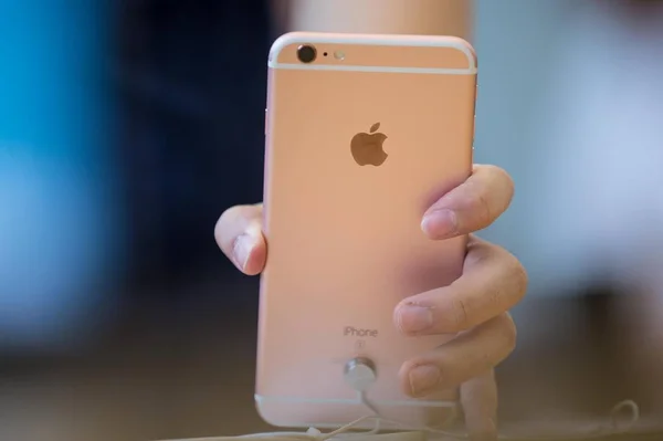 Заказчик Опробовал Смартфон Iphone Розовым Золотом Apple Store Возле Озера — стоковое фото