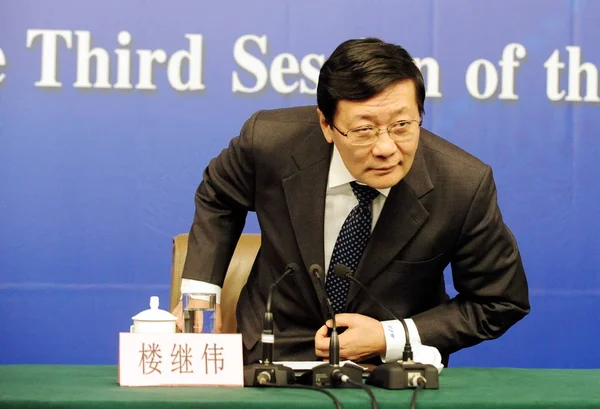 2015年3月6日 中国财政部长楼继伟在中国北京举行的第十二届全国人大第三次会议新闻发布会上听取记者提问 — 图库照片