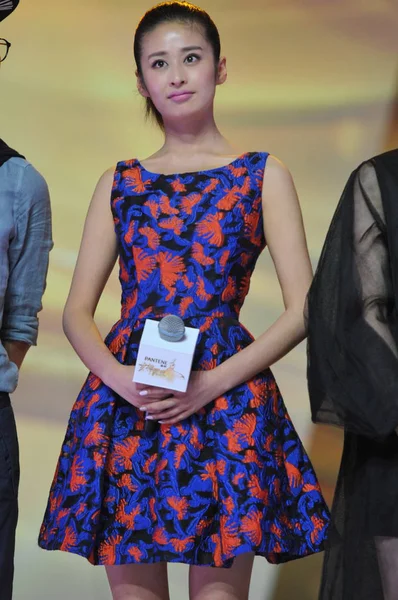 여배우 그녀의 이름으로 알려진 베이징 2015 리얼리티 Tv에 회견에서 드레스 — 스톡 사진