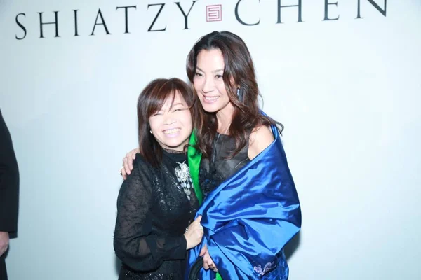 Actriz Malaya Michelle Yeoh Derecha Diseñadora Taiwanesa Shiatzy Chen Posan — Foto de Stock