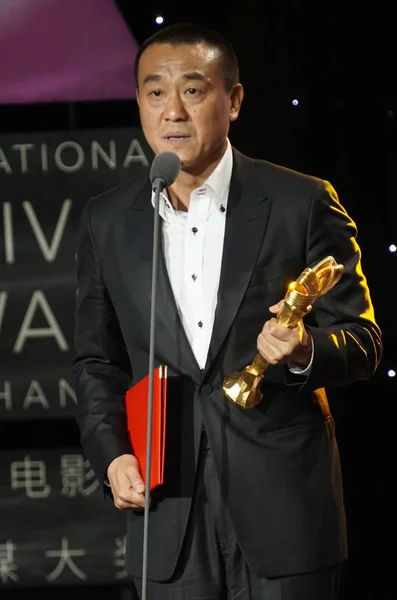 中国演员何冰在中国上海第十八届上海国际电影节颁奖典礼上因在电影 十二公民 中扮演的角色而获得最佳男演员奖的奖杯时发表讲话 — 图库照片