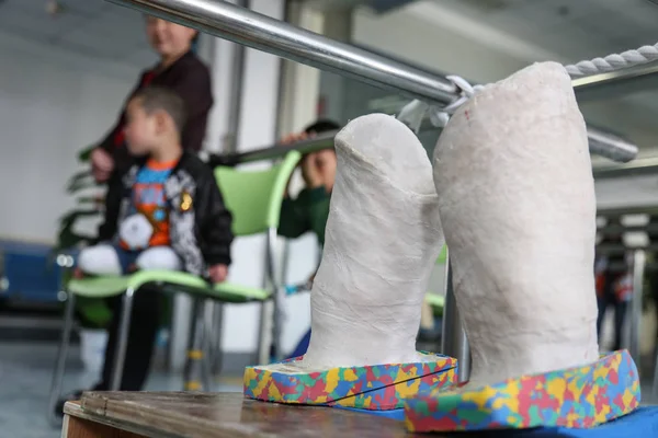 Los Moldes Para Los Miembros Protésicos Silicona Del Niño Sin — Foto de Stock