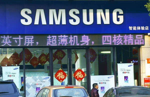 Ein Fußgänger Geht Einem Geschäft Mit Samsung Smartphones Der Stadt — Stockfoto