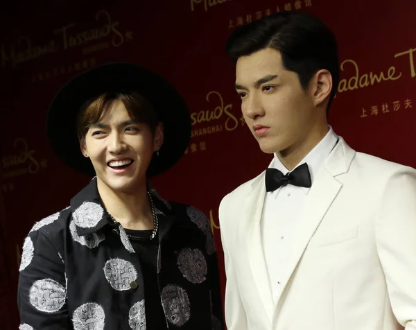 Chinese Actor Kris Yifan Left Smiles Next Wax Figure Himself — Stock Photo, Image