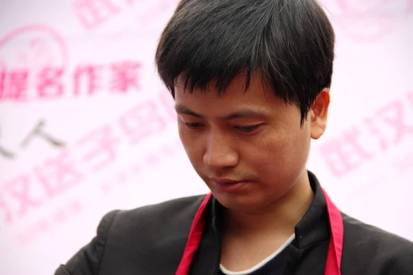 File Čínský Spisovatel Zhang Yiyi Vaří Propagační Akci Pro Nemocnici — Stock fotografie