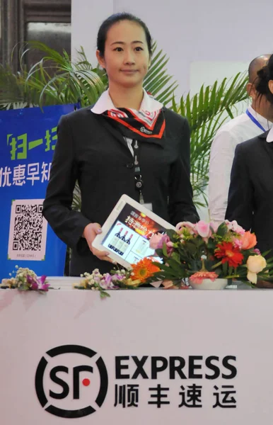 Empleado Chino Visto Stand Express Durante Una Exposición Ciudad Shenyang — Foto de Stock