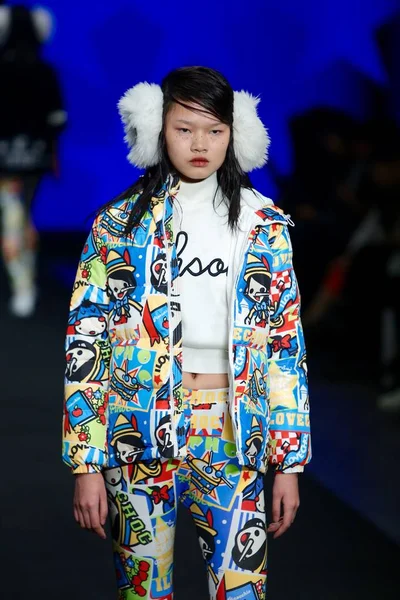2015年3月30日 在中国北京举行的 中国时装周 中国时装秀上 一位模特展示了中国时装设计师魏超的新作 — 图库照片