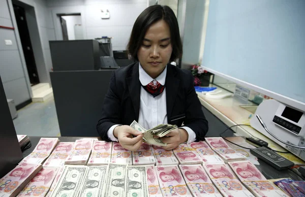 Kínai Jegyző Számít Minket Dollár Bankjegyek Renminbi Rmb Yuan Számlákkal — Stock Fotó