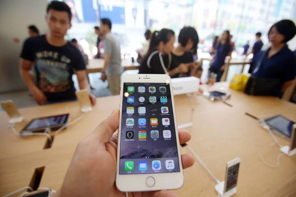 Customer Displays Iphone Smartphone Apple Store Shanghai China August 2015 — Stock Photo, Image