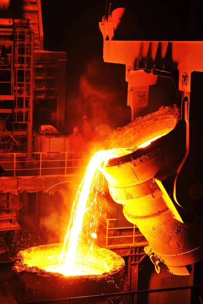 Chinesische Arbeiter Begutachten Die Stahlproduktion Neben Einem Ofen Mit Geschmolzenem — Stockfoto