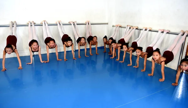 Čínské Dívky Procvičit Taneční Dovednosti Při Tréninku Huxiao Taneční Škole — Stock fotografie