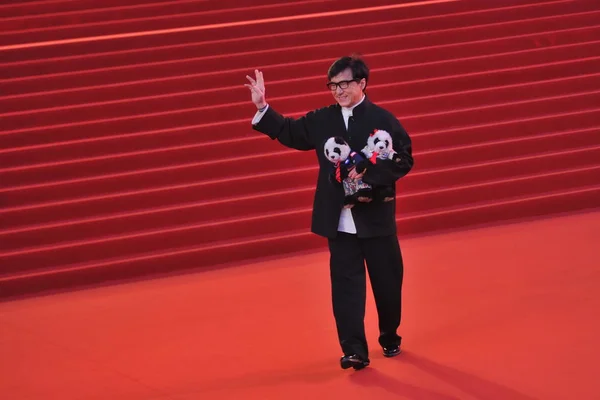 香港功夫明星成龙于2015年4月23日在中国北京举行第五届北京国际电影节闭幕颁奖仪式 隆重登上红地毯 — 图库照片