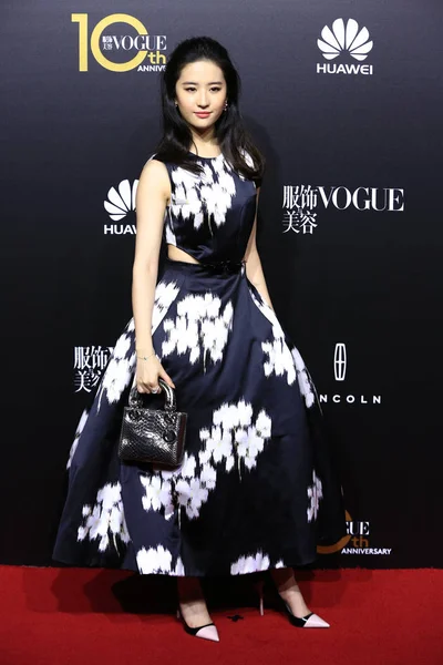 Čínská Herečka Liu Yifei Představuje Červeném Koberci Výročí Pro Vogue — Stock fotografie