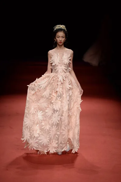 Модель Демонстрирует Новое Творение Модном Показе Queen Китайского Дизайнера Цзяци — стоковое фото