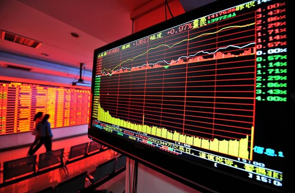 Китайские Инвесторы Проходят Мимо Дисплеев Показывающих Цены Акции Шанхайский Композитный — стоковое фото