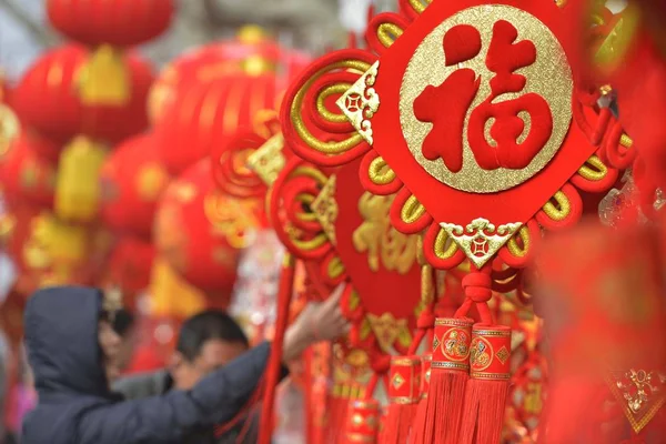 Местные Жители Покупают Красные Украшения Весеннего Фестиваля Честь Китайского Лунного — стоковое фото