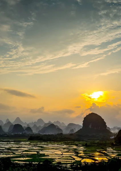 Bestand Landschap Van Rijstvelden Omgeven Door Karst Hills Putao Town — Stockfoto